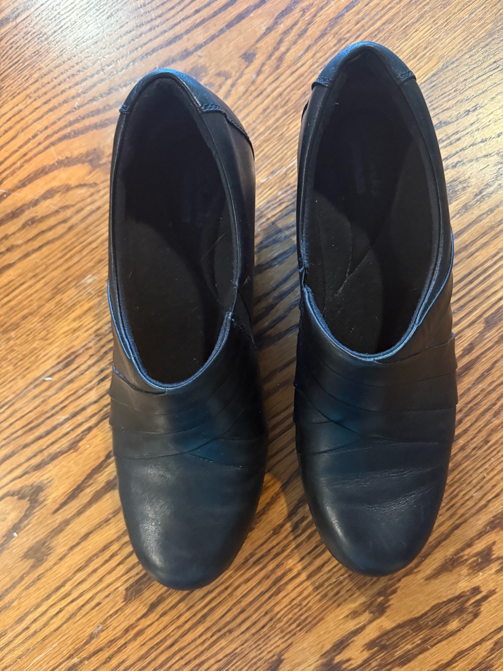 Clark’s Black Women's Slip-On Leather Ankle Shoes - size 10M